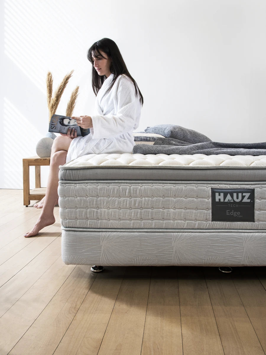 ragazza seduta sul materasso Hauz Edge